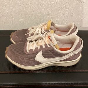 Like new Nike Plum brown Waffle Debut women
